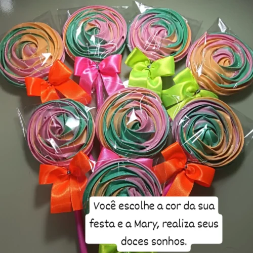 Mariluce Maria – Suspiro gourmet, algodão doce, donuts, biscoito amanteigado e pirulito de cristal.